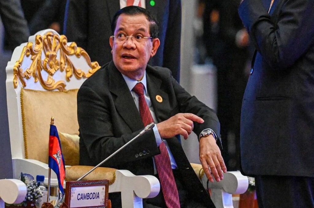 លោក ហ៊ុន សែន បង្ហាញ​នាឡិកា​ដែល​ផលិត​នៅ​ប្រទេស​កម្ពុជា