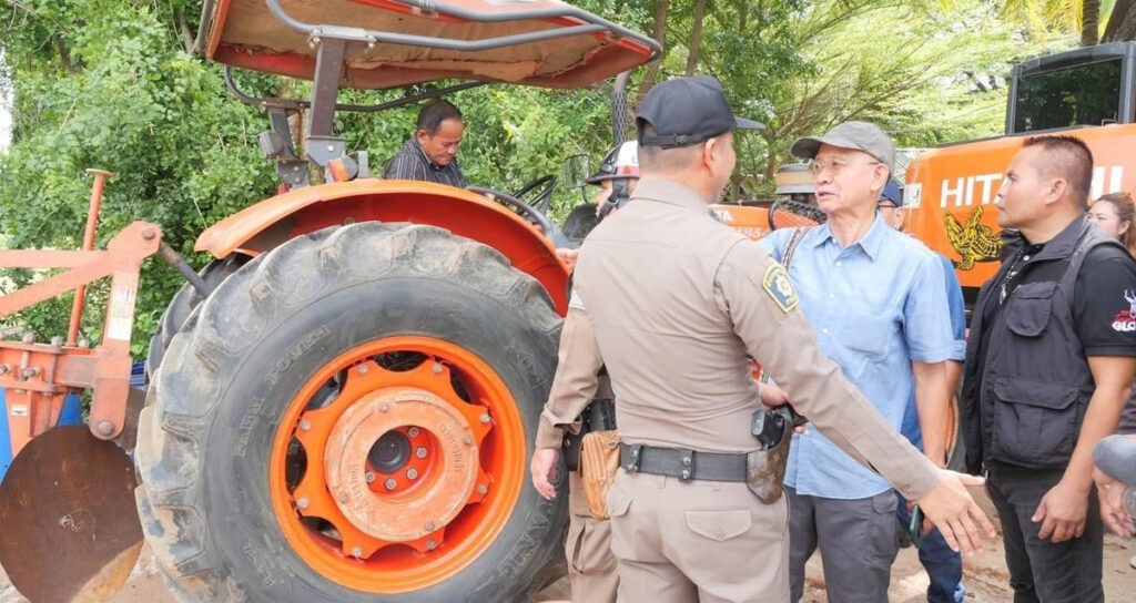 សកម្មជននយោបាយរបស់ក្រុមអាវលឿងថៃ លោក វីរៈ ស៊ុមខ្វាមឃីត (រូបកណ្ដាល) ប្រមូលផ្ដុំបក្ខពួកសម្រុកចូលទៅភូមិព្រៃចាន់ ឃុំអូរបីជាន់ ខេត្តបន្ទាយមានជ័យ ប៉ុនប៉ងអុកឡុកដើម្បីបណ្តេញប្រជាពលរដ្ឋខ្មែរចេញពីតំបន់នោះ កាលពីថ្ងៃទី៣១ ខែតុលា ឆ្នាំ២០២៥។