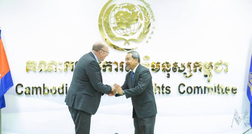 លោក កែវ រ៉េមី (ស្ដាំ) ទេសរដ្ឋមន្ត្រី និង​ជា​ប្រធាន​គណៈកម្មាធិការ​សិទ្ធិមនុស្ស​កម្ពុជា (គ.ស.ម.ក.) ជួប​លោក Rory Mungoven ប្រធាន​ការិយាល័យ​អង្គការ​សហប្រជាជាតិ​ទទួល​បន្ទុក​សិទ្ធិមនុស្ស​ប្រចាំ​តំបន់​អាស៊ី​ប៉ាស៊ីហ្វិក (OHCHR) នៅ​សាល​ប្រជុំ​របស់ គ.ស.ម.ក. នា​រសៀល​ថ្ងៃទី​១០ ខែ​វិច្ឆិកា ឆ្នាំ​២០២៥។