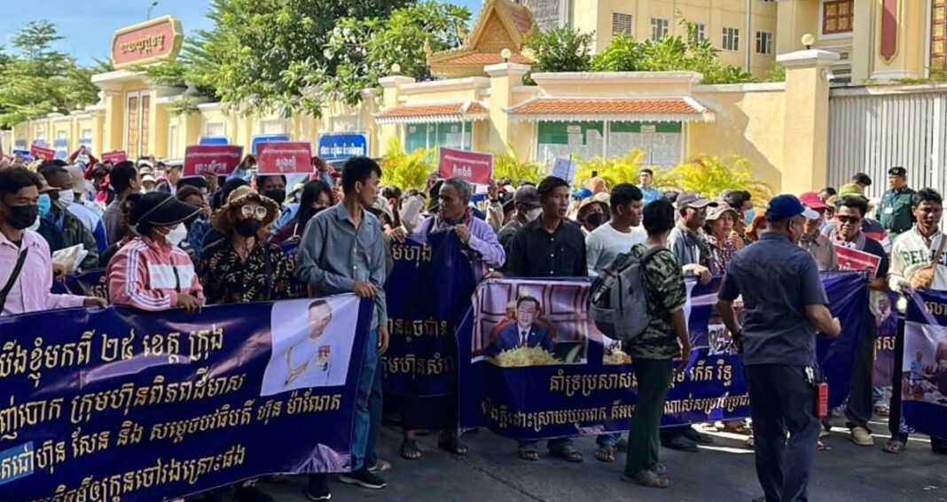 ពលរដ្ឋ​រងគ្រោះ​រាប់​រយ​នាក់​ដែល​ចាញ់បោក​ក្រុមហ៊ុន ពិភព​ដី​មាស របស់​អតីត​ឧកញ៉ា ហ៊ី គីមហុង ប្រមូលផ្ដុំ​តវ៉ា​ទ្រង់ទ្រាយ​ធំ​សាជាថ្មី​ឈាន​ទៅ​បិទ​ផ្លូវ​នៅ​មុខ​សាលាដំបូង​រាជធានី​ភ្នំពេញ ស្ថិត​ក្នុង​ភូមិសាស្ត្រ​ខណ្ឌ​ជ្រោយចង្វារ នា​ព្រឹក​ថ្ងៃទី​២៤ ខែ​វិច្ឆិកា ឆ្នាំ​២០២៥។