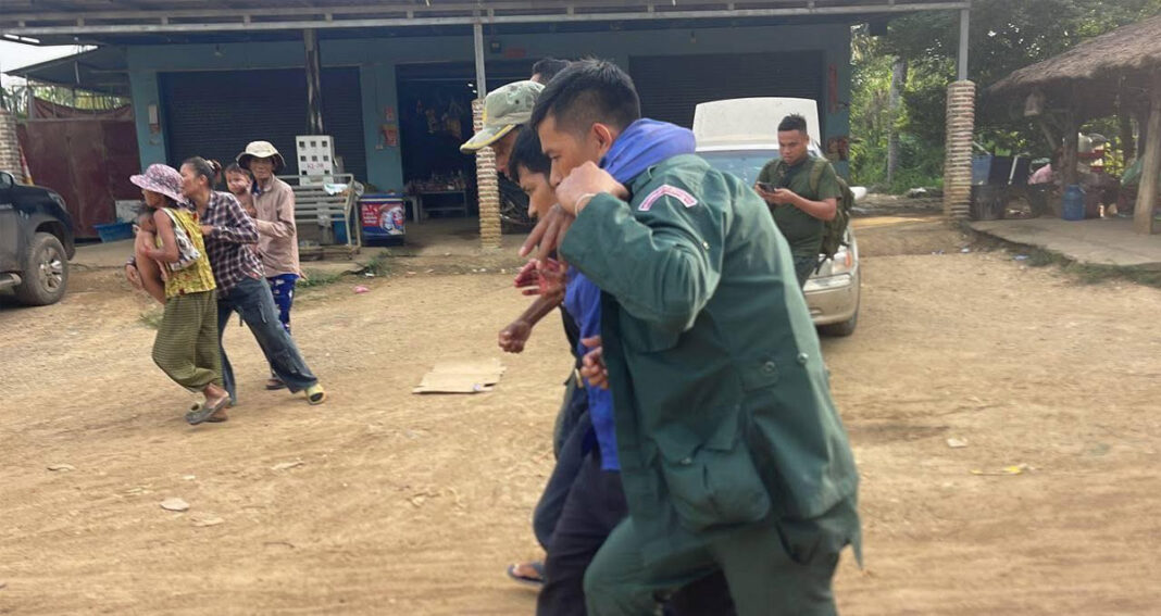 ទាហាន​កម្ពុជា ជួយ​សង្គ្រោះ​ពលរដ្ឋ​ដែល​មាន​របួស​ដោយសារ​ទាហាន​ថៃ បាញ់​រះ​មក​លើ​ដែន​អធិបតេយ្យ​កម្ពុជា នៅ​រសៀល​ថ្ងៃទី​១២ ខែ​វិច្ឆិកា ឆ្នាំ​២០២៥។