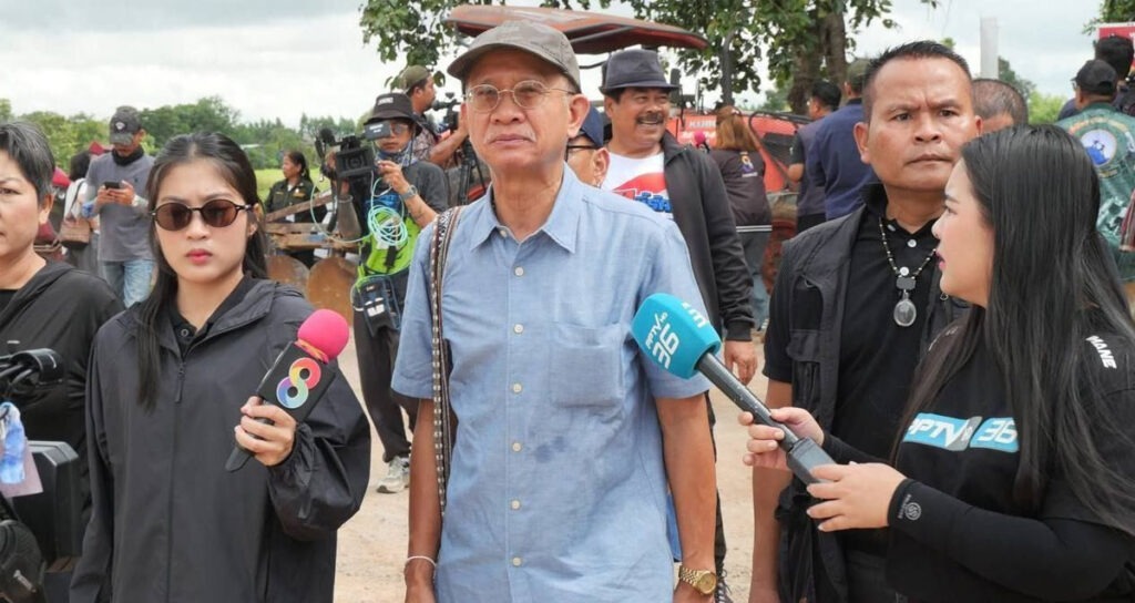 សកម្មជន​នយោបាយ​របស់​ក្រុម​អាវ​លឿង​ថៃ លោក វីរៈ ស៊ុមខ្វាមឃីត (រូប​កណ្ដាល) ប្រមូលផ្ដុំ​បក្ខពួក​សម្រុក​ចូល​ទៅ​ភូមិ​ព្រៃចាន់ ឃុំ​អូរបីជាន់ ខេត្ត​បន្ទាយមានជ័យ ប៉ុនប៉ង​អុកឡុក​ដើម្បី​បណ្តេញ​ប្រជាពលរដ្ឋ​ខ្មែរ​ចេញពី​តំបន់​នោះ កាលពី​ថ្ងៃទី​៣១ ខែ​តុលា ឆ្នាំ​២០២៥។