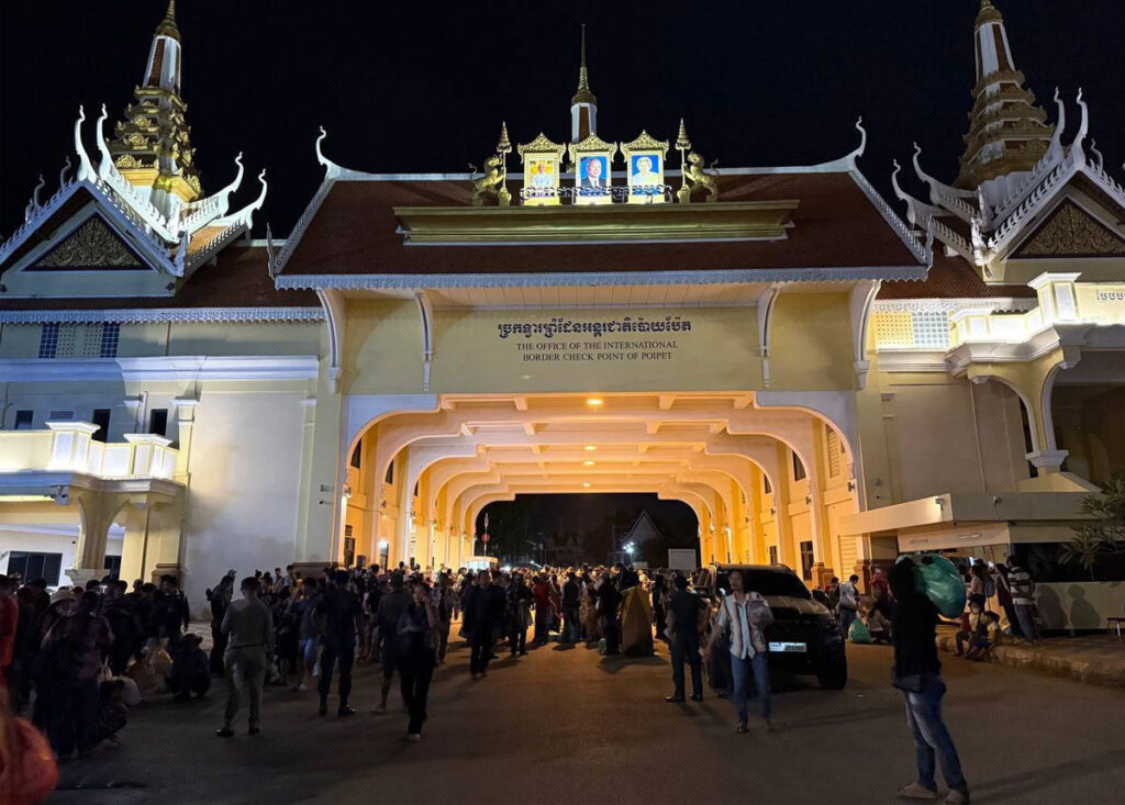 ពលករ និងអាជីវករខ្មែរលក់ដូរនៅផ្សាររោងក្លឿ ស្រុកអារញ្ញប្រាថេត ខេត្តស្រះកែវ ប្រទេសថៃ ដែលត្រូវអាជ្ញាធរថៃ បញ្ជូនត្រឡប់មកវិញតាមច្រកទ្វារព្រំដែនអន្តរជាតិប៉ោយប៉ែត កាលពីថ្ងៃទី១០ ខែធ្នូ ឆ្នាំ២០២៥។ (រូបភាព៖ ប៉ុស្តិ៍នគរបាលច្រកទ្វារព្រំដែនអន្តរជាតិប៉ោយប៉ែត)