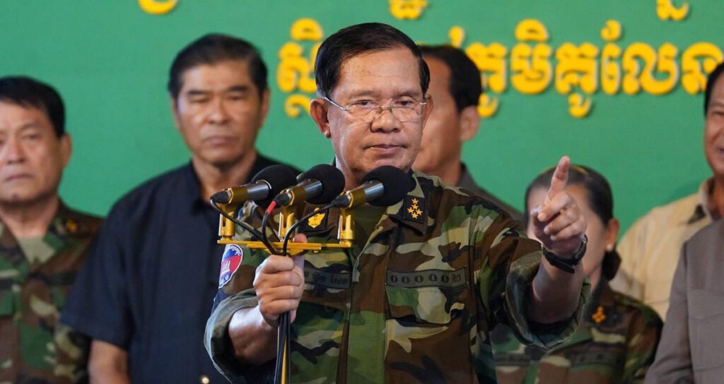 ប្រធាន​ព្រឹទ្ធសភា លោក ហ៊ុន សែន និង​ជា​ប្រធាន​គណបក្ស​ប្រជាជន​កម្ពុជា ថ្លែង​ក្នុង​ឱកាស​ជួប​សំណេះសំណាល​ជាមួយ​ប្រជាពលរដ្ឋ​ដែល​បាន​ភៀសខ្លួន​ចេញពី​តំបន់​ប្រឈម​នៅ​ព្រំដែន​កម្ពុជា-ថៃ ក្នុង​ខេត្ត​ព្រះវិហារ កាលពី​ល្ងាច​ថ្ងៃទី​២៦ ខែ​មិថុនា ឆ្នាំ​២០២៥។