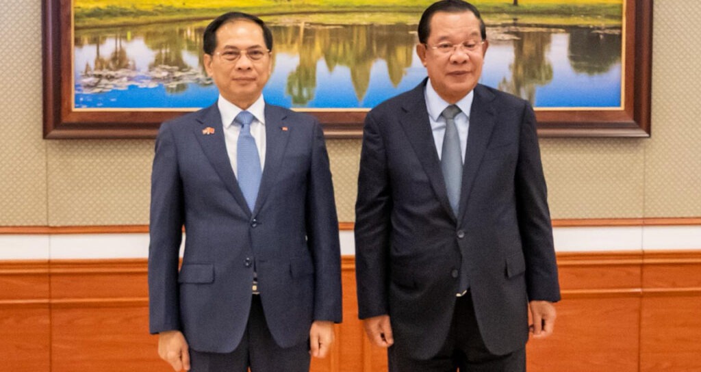 លោក ហ៊ុន សែន ប្រធានព្រឹទ្ធសភាកម្ពុជា អនុញ្ញាតឱ្យលោក Bui Thanh Son ឧបនាយករដ្ឋមន្ត្រីនៃសាធារណរដ្ឋសង្គមនិយមវៀតណាម ចូលជួបនៅវិមានព្រឹទ្ធសភា កាលពីព្រឹកថ្ងៃសុក្រ ទី២៨ ខែវិច្ឆិកា ឆ្នាំ២០២៥។