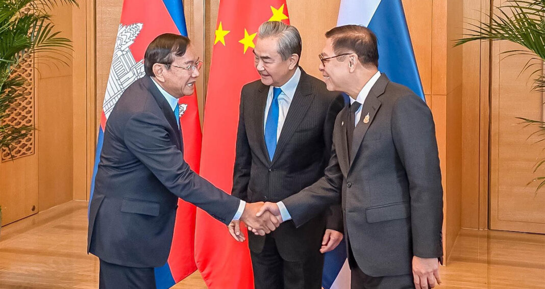(រូប​ពី​ឆ្វេង) លោក ប្រាក់ សុខុន រដ្ឋមន្ត្រី​ការបរទេស និង​សហប្រតិបត្តិការ​អន្តរជាតិ​នៃ​ព្រះរាជាណាចក្រ​កម្ពុជា ចូលរួម​កិច្ចប្រជុំ​ត្រីភាគី​ជាមួយ លោក វ៉ាង យី រដ្ឋមន្ត្រី​ការបរទេស​នៃ​សាធារណរដ្ឋ​ប្រជាមានិត​ចិន និង​លោក សីហៈសក្តិ ភួងកេតកែវ រដ្ឋមន្ត្រី​ការបរទេស​ថៃ នៅ​ខេត្ត​យូណាន ប្រទេស​ចិន នៅ​ព្រឹក​ថ្ងៃទី​២៩ ខែ​ធ្នូ ឆ្នាំ​២០២៥។