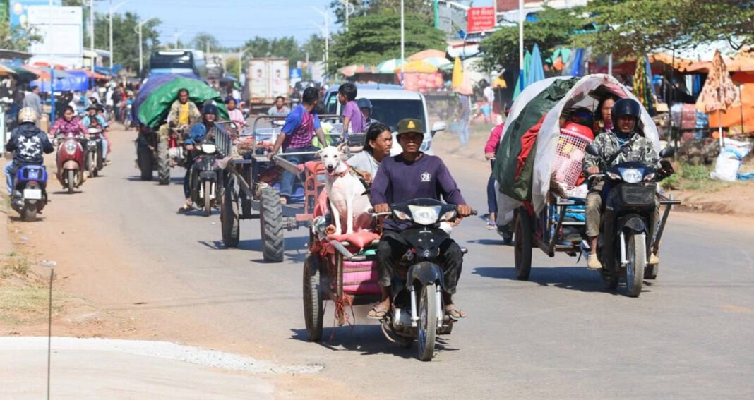 ជនភៀសសឹក​កម្ពុជា ជម្លៀស​ទៅ​កាន់​ទី​សុវត្ថិភាព​គេច​ចេញ​ពី​ការ​វាយប្រហារ​របស់​យោធា​ថៃ តាម​ខេត្ត​ជាប់​ព្រំដែន​កម្ពុជា-ថៃ
