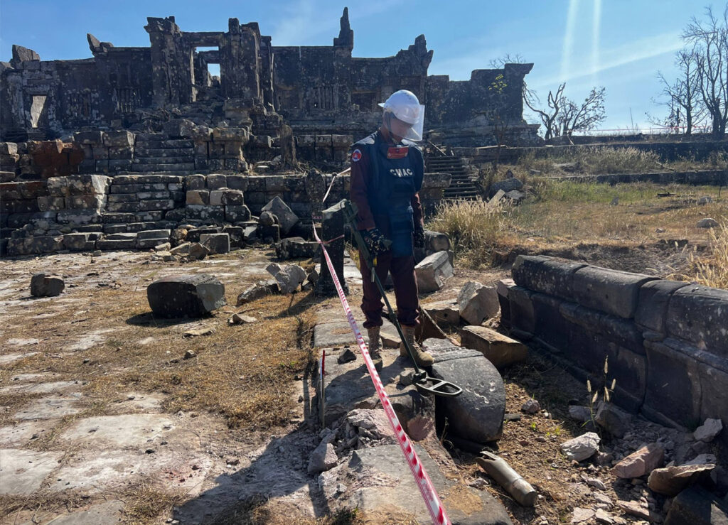 សកម្មភាពមន្ត្រីនៃមជ្ឈមណ្ឌលសកម្មភាពកម្ចាត់មីនកម្ពុជា (CMAC) ចុះទៅបោសសម្អាតគ្រាប់សំណល់សង្គ្រាមនៅតំបន់ប្រាសាទព្រះវិហារ ដែលបន្សល់ទុកដោយសង្គ្រាមកម្ពុជា-ថៃ ជុំវិញជម្លោះព្រំដែនរវាងប្រទេសទាំងពីរកាលពីចុងឆ្នាំ២០២៥។