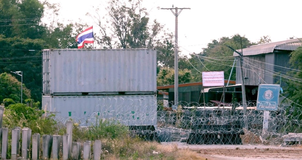 កងទ័ព​ថៃ រាយ​បន្លា​លួស និង​កុងតឺន័រ​នៅ​ភូមិ​បឹងត្រកួន ក្នុង​ខេត្ត​បន្ទាយមានជ័យ កាលពី​ថ្ងៃទី​៣ ខែ​មករា ឆ្នាំ​២០២៦។ (រូបភាព៖ ខេមបូចា)
