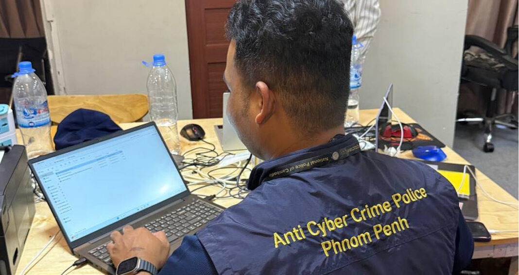 កងកម្លាំង​ចម្រុះ​ចុះ​បង្ក្រាប​ទីតាំង Online Scam មួយ​កន្លែង​ក្នុង​ផ្ទះ​វីឡា​មួយ​ស្ថិត​នៅ​ភូមិ​រោងចក្រ សង្កាត់​គោកឃ្លាំង ខណ្ឌ​សែនសុខ រាជធានី​ភ្នំពេញ កាលពី​ថ្ងៃទី​៣ ខែ​តុលា ឆ្នាំ​២០២៥។