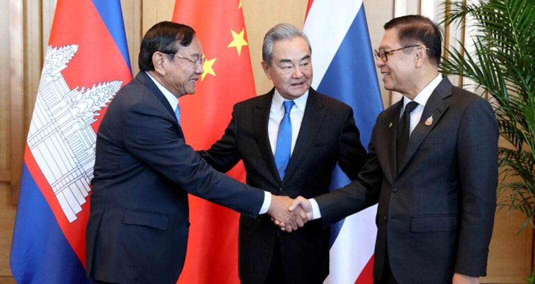 (រូប​ពី​ឆ្វេង) លោក ប្រាក់ សុខុន រដ្ឋមន្ត្រី​ការបរទេស និង​សហប្រតិបត្តិការ​អន្តរជាតិ​នៃ​ព្រះរាជាណាចក្រ​កម្ពុជា ចូលរួម​កិច្ចប្រជុំ​ត្រីភាគី​ជាមួយ លោក វ៉ាង យី រដ្ឋមន្ត្រី​ការបរទេស​នៃ​សាធារណរដ្ឋ​ប្រជាមានិត​ចិន និង​លោក សីហៈសក្តិ ភួងកេតកែវ រដ្ឋមន្ត្រី​ការបរទេស​ថៃ នៅ​ខេត្ត​យូណាន ប្រទេស​ចិន នៅ​ព្រឹក​ថ្ងៃទី​២៩ ខែ​ធ្នូ ឆ្នាំ​២០២៥។