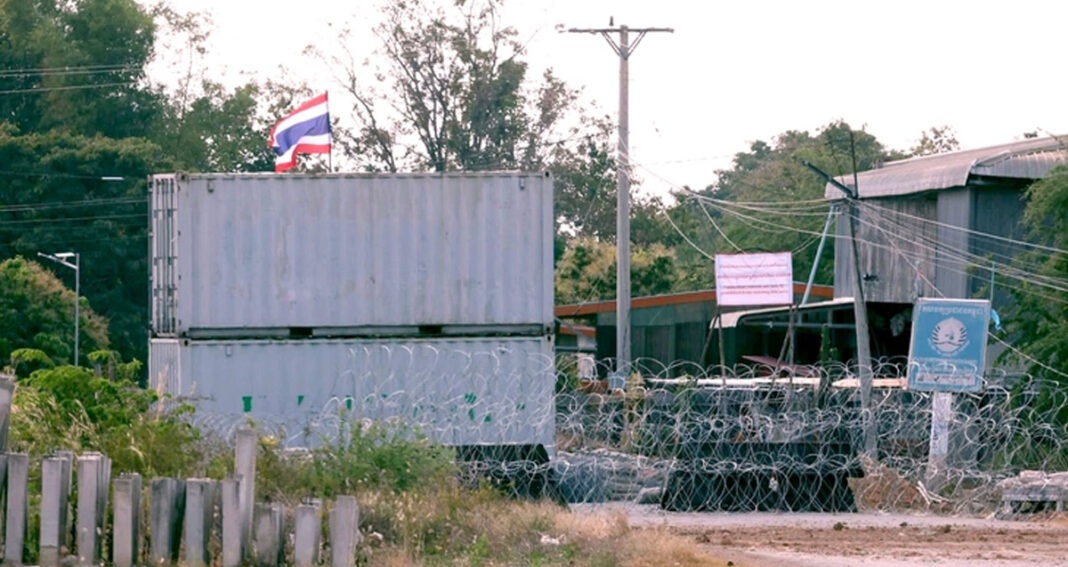 កងទ័ព​ថៃ រាយ​បន្លា​លួស និង​កុងតឺន័រ​នៅ​ភូមិ​បឹងត្រកួន ក្នុង​ខេត្ត​បន្ទាយមានជ័យ កាលពី​ថ្ងៃទី​៣ ខែ​មករា ឆ្នាំ​២០២៦។ (រូបភាព៖ ខេមបូចា)