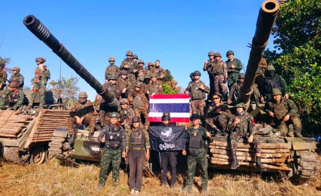 ទាហាន​ថៃ កាន់​បដា​ដែល​សរសេរ​ថា «យើង​ជា​អ្នក​ឈ្នះ» នៅ​ចុងរ៉ាយី ដែល​គេ​ស្គាល់​ថា​ជា​ភ្នំ២៨២ ក្នុង​ស្រុក​កាបឆឹង ខេត្ត​សុរិន្ទ ដែល​ជា​តំបន់​មាន​ជម្លោះ​តាម​បណ្តោយ​ព្រំដែន​ថៃ-កម្ពុជា នៅ​ថ្ងៃទី​២៩ ខែ​ធ្នូ ឆ្នាំ​២០២៥។