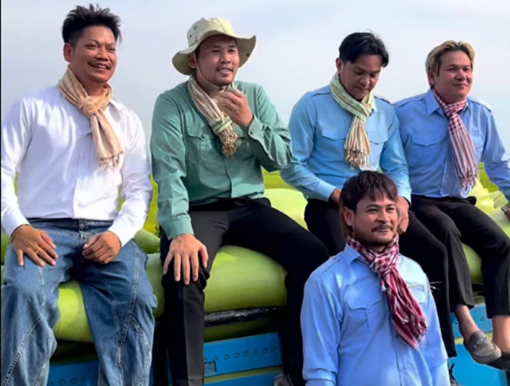អ្នកឧកញ៉ា ឡេង ណាវ៉ាត្រា (ពី​ឆ្វេង​រូប​ទី​ពីរ)