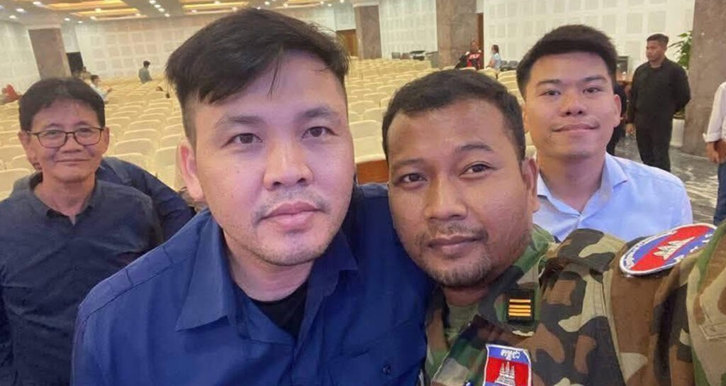 អ្នកឧកញ៉ា ឡេង ណាវ៉ាត្រា និង​លោក វ៉ិត គឹមសាន ដែល​ជា​អតិថិជន​ទិញ​ផ្ទះ​ពី​ក្រុមហ៊ុន​អចលនទ្រព្យ​របស់​អ្នកឧកញ៉ា ឡេង ណាវ៉ាត្រា នៅ​គម្រោង​ផ្លូវ​ជាតិ​លេខ ៦​អា ថត​រូប​ក្នុង​កិច្ចប្រជុំ​រក​ដំណោះស្រាយ កាលពី​ថ្ងៃទី​៩ ខែ​មករា ឆ្នាំ​២០២៦។