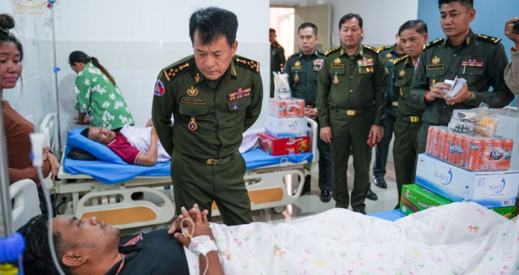 អគ្គមេបញ្ជាការ​នៃ​កងយោធពល​ខេមរភូមិន្ទ នាយ​ឧត្តមសេនីយ៍ វង្ស ពិសេន ចុះ​សួរ​សុខទុក្ខ​យុទ្ធជន​នៅ​មន្ទីរពេទ្យ​ព្រះកេតុមាលា ដែល​កំពុង​សម្រាក​ព្យាបាល​របួស​ក្នុង​អំឡុង​ពេល​ប្រយុទ្ធ​ការពារ​បូរណភាព​ទឹកដី​ពី​ការ​ឈ្លានពាន​របស់​កងទ័ព​ថៃ នៅ​ព្រឹក​ថ្ងៃទី​២០ ខែ​ធ្នូ ឆ្នាំ​២០២៥។