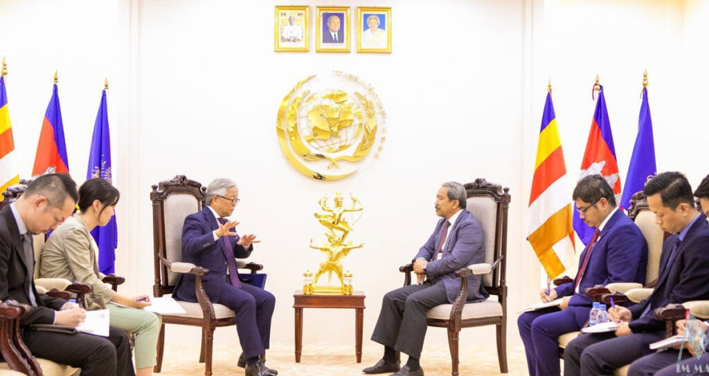 គណៈកម្មាធិការសិទ្ធិមនុស្សកម្ពុជា លោក កែវ រ៉េមី (រូបស្ដាំ) និងលោក អ៊ូអ៊ិណុ អាត់ស៊ូស៊ី (Ueno Atsushi) ឯកអគ្គរាជទូតវិសាមញ្ញ និងពេញសមត្ថភាពនៃប្រទេសជប៉ុន ប្រចាំប្រទេសកម្ពុជា ជួបពិភាក្សាការងារកាលពីរសៀលថ្ងៃទី៩ ខែកុម្ភៈ ឆ្នាំ២០២៦។