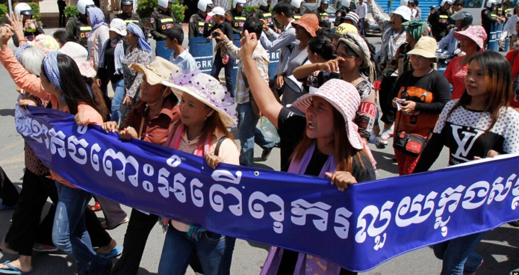 រូប​ឯកសារ៖ សកម្មជន​ដង្ហែ​ក្បួន​ប្រឆាំង​អំពើពុករលួយ​ទៅ​កាន់​រដ្ឋសភា​ជាតិ នៅ​រាជធានី​ភ្នំពេញ កាលពី​ថ្ងៃទី​២៩ ខែ​ឧសភា ឆ្នាំ​២០១៤។ (រូបថត៖ VOA)
