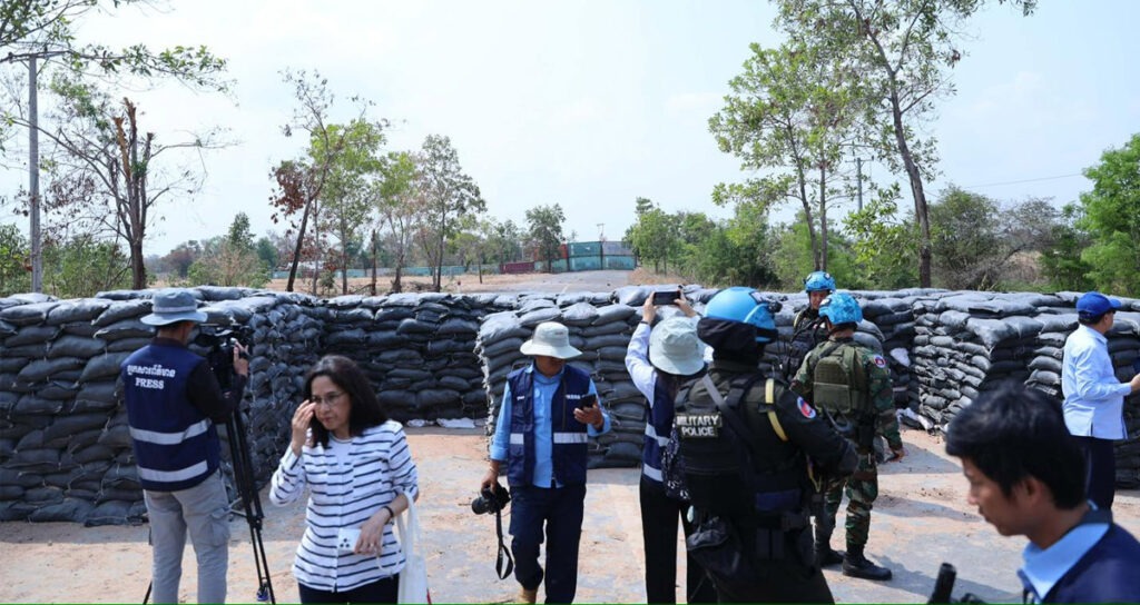 ក្រសួងការបរទេស និងសហប្រតិបត្តិការអន្តរជាតិ នាំអង្គទូត និងតំណាងភ្នាក់ងារអង្គការអន្តរជាតិប្រចាំកម្ពុជា ចុះពិនិត្យទីតាំងនៅភូមិជោគជ័យ ភូមិព្រៃចាន់ និងតំបន់បឹងត្រកួន ក្នុងខេត្តបន្ទាយមានជ័យ កាលពីថ្ងៃទី២៣ ខែកុម្ភៈ ឆ្នាំ២០២៦។