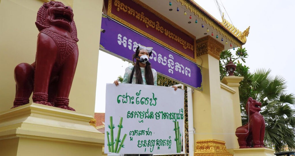 អ្នកគាំទ្រសកម្មជនបរិស្ថាននៃចលនាមាតាធម្មជាតិ លើកបដាអំពាវនាវឱ្យដោះលែងសកម្មជនមាតាចលនាធម្មជាតិ នៅខាងមុខតុលាការកំពូល កាលពីព្រឹកថ្ងៃទី២៣ ខែកុម្ភៈ ឆ្នាំ២០២៦។