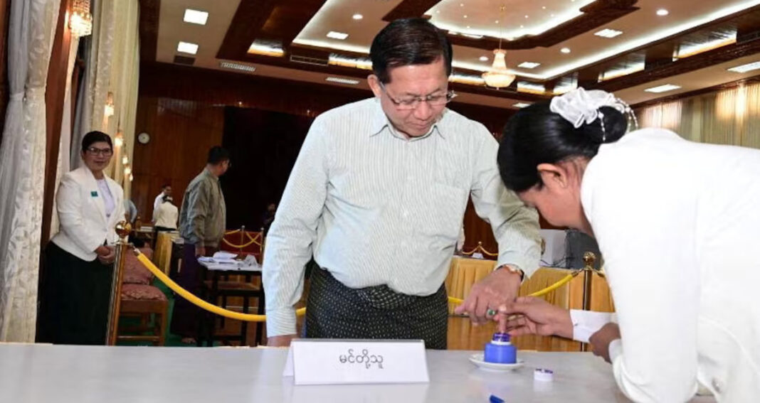 លោក មីន អ៊ុងឡាំង មេដឹកនាំ​របប​យោធា​មីយ៉ាន់ម៉ា អំឡុង​ពេល​បោះឆ្នោត​នៅ​ការិយាល័យ​បោះឆ្នោត Zayarthiri ក្នុង​ទីក្រុង Naypyitaw ប្រទេស​មីយ៉ាន់ម៉ា កាលពី​ថ្ងៃទី​២៨ ខែ​ធ្នូ ឆ្នាំ​២០២៥។