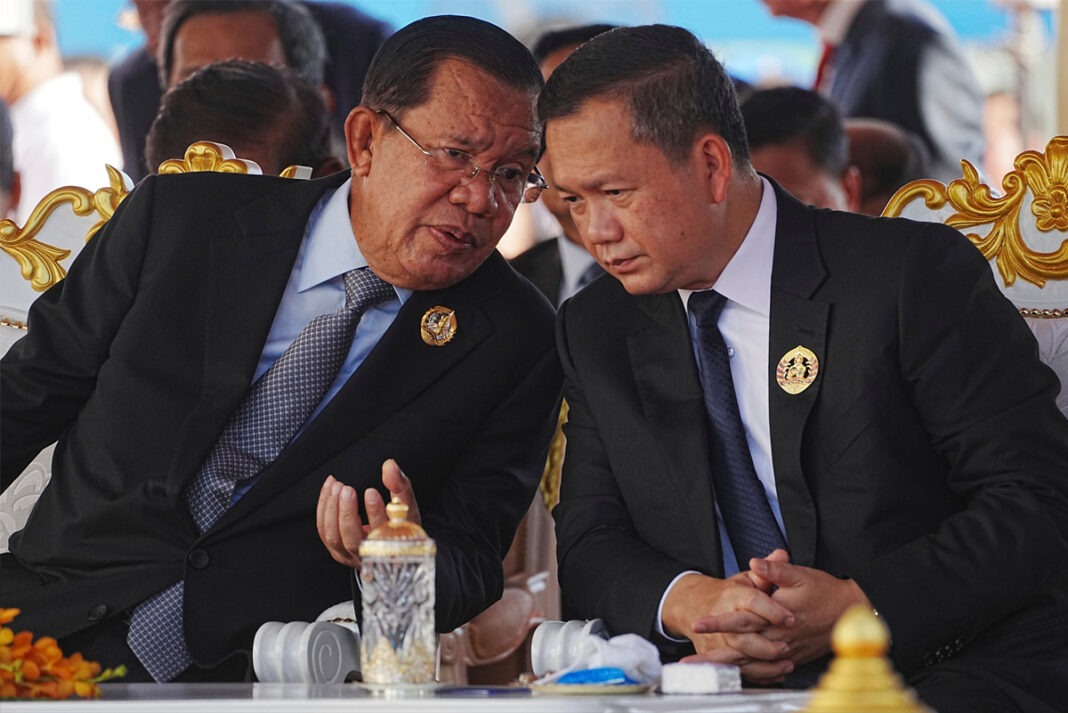 ប្រធាន​ព្រឹទ្ធសភា​លោក ហ៊ុន សែន (ឆ្វេង) ពិភាក្សា​ជាមួយ​កូនប្រុស​របស់​លោក គឺ​លោក ហ៊ុន ម៉ាណែត នាយករដ្ឋមន្ត្រី​កម្ពុជា អំឡុង​ខួប​លើក​ទី​៧៤ នៃ​ការ​បង្កើត​គណបក្ស​ប្រជាជន​កម្ពុជា កាលពី​ថ្ងៃទី​២៨ ខែ​មិថុនា ឆ្នាំ​២០២៥។