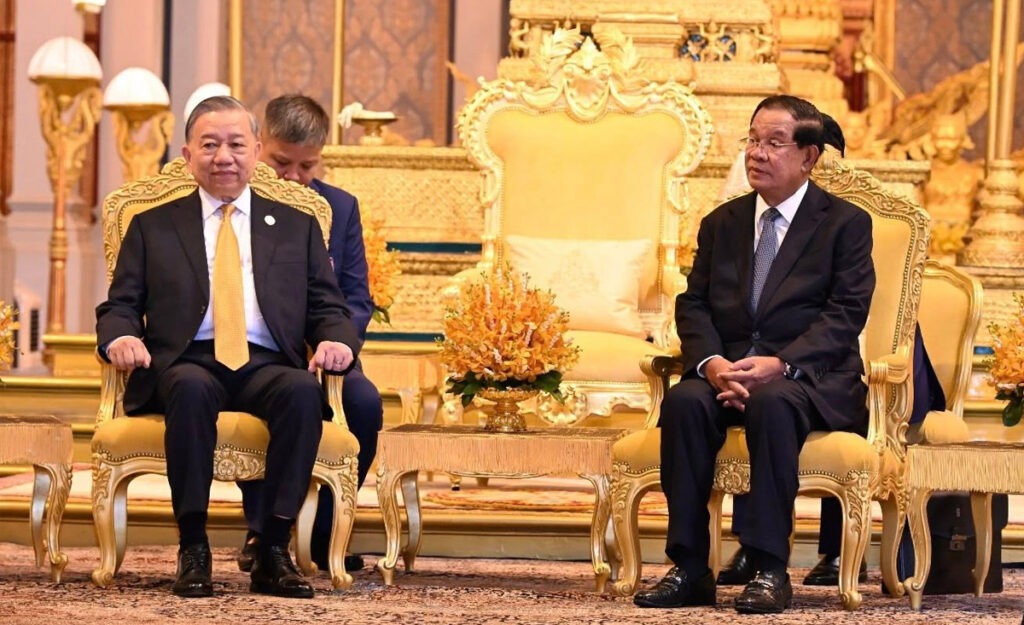 លោក ហ៊ុន សែន ប្រធានព្រឹទ្ធសភានៃព្រះរាជាណាចក្រកម្ពុជា ជាព្រះរាជតំណាងរបស់ព្រះករុណាព្រះបាទសម្ដេចព្រះបរមនាថ នរោត្តម សីហមុនី ព្រះមហាក្សត្រនៃព្រះរាជាណាចក្រកម្ពុជា ទទួលបដិសណ្ឋារកិច្ចស្វាគមន៍ផ្លូវរដ្ឋលោក តូ ឡឹម អគ្គលេខាធិការបក្សកុម្មុយនីស្តវៀតណាម នៅព្រះបរមរាជវាំង ព្រឹកថ្ងៃទី៦ ខែកុម្ភៈ ឆ្នាំ២០២៦។