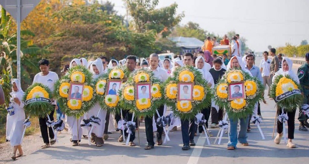 សាច់ញាតិ​ដង្ហែ​សព​ជនរងគ្រោះ​ដោយ​គ្រោះថ្នាក់​ចរាចរណ៍​ពាក់ព័ន្ធ​នឹង​ជន​បង្ក​ជា​កូនប្រុស​ស្នងការរង​ខេត្ត​បន្ទាយមានជ័យ កាលពី​យប់​ថ្ងៃទី​២៧ ខែ​មីនា ឆ្នាំ​២០២៦។