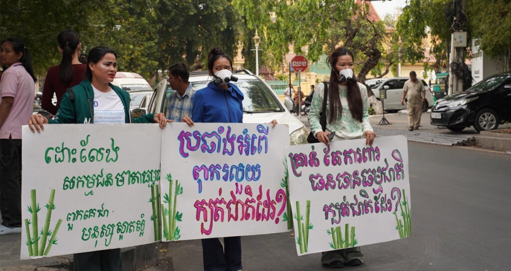 សាច់ញាតិ និង​មន្ត្រី​អង្គការ​សិទ្ធិមនុស្ស ទទូច​ឱ្យ​តុលាការ​ទម្លាក់​ចោល​ការ​ចោទប្រកាន់​លើ​សកម្មជន​បរិស្ថាន​ចំនួន ៥​នាក់​ឱ្យ​មាន​សេរីភាព​ឡើងវិញ នៅ​ព្រឹក​ថ្ងៃទី​២៣ ខែ​កុម្ភៈ ឆ្នាំ​២០២៦។