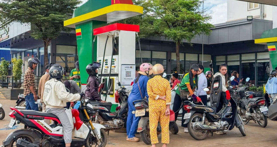 ប្រជាពលរដ្ឋ​ក្នុង​ក្រុង​បានលុង ខេត្ត​រតនគិរី សម្រុក​ទៅ​ចាក់​សាំង​តាម​ស្ថានីយ​ប្រេងឥន្ធនៈ​នានា កាលពី​ថ្ងៃទី​៧ ខែ​មីនា ឆ្នាំ​២០២៦។ (រូបភាព​ពី​បណ្ដាញ​សង្គម)