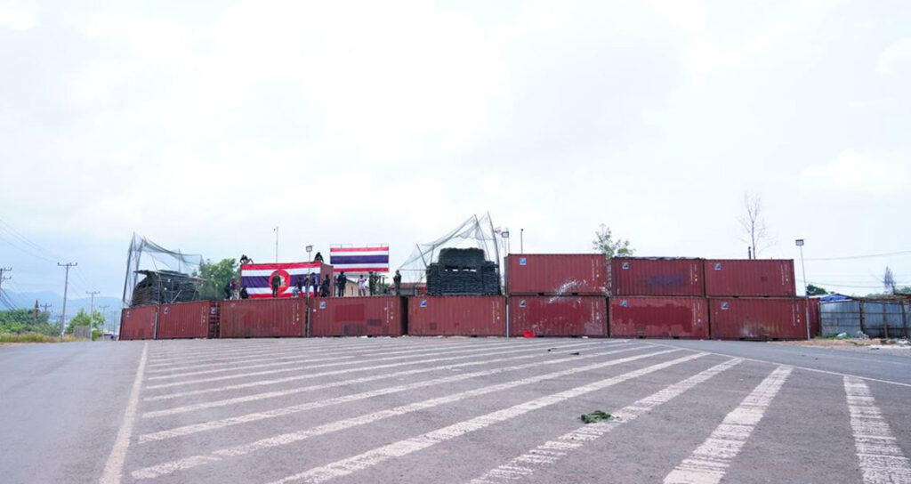 យោធា​ថៃ ពង្រាយ​ទូ​កុងតឺន័រ និង​លើក​ទង់ជាតិ​នៅ​តំបន់​ថ្មដា ស្ថិត​នៅ​ភូមិ​សង្គមថ្មី ឃុំ​ថ្មដា ស្រុក​វាលវែង ខេត្ត​ពោធិ៍សាត់ នៅ​ថ្ងៃទី​២៧ ខែ​មីនា ឆ្នាំ​២០២៦។