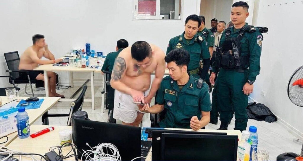 ក្រុម​ប្រតិបត្តិការ​ចម្រុះ​ចុះ​ត្រួតពិនិត្យ​ឆែកឆេរ​ទីតាំង​ក្រុមហ៊ុន​កាស៊ីណូ សៀងហៃ រីហ្សត ស្ថិត​ក្នុង​ភូមិ​ចេក ឃុំ​សំរោង ស្រុក​ចន្ទ្រា ខេត្ត​ស្វាយរៀង កាលពី​ថ្ងៃទី​១ ខែ​មេសា ឆ្នាំ​២០២៦។