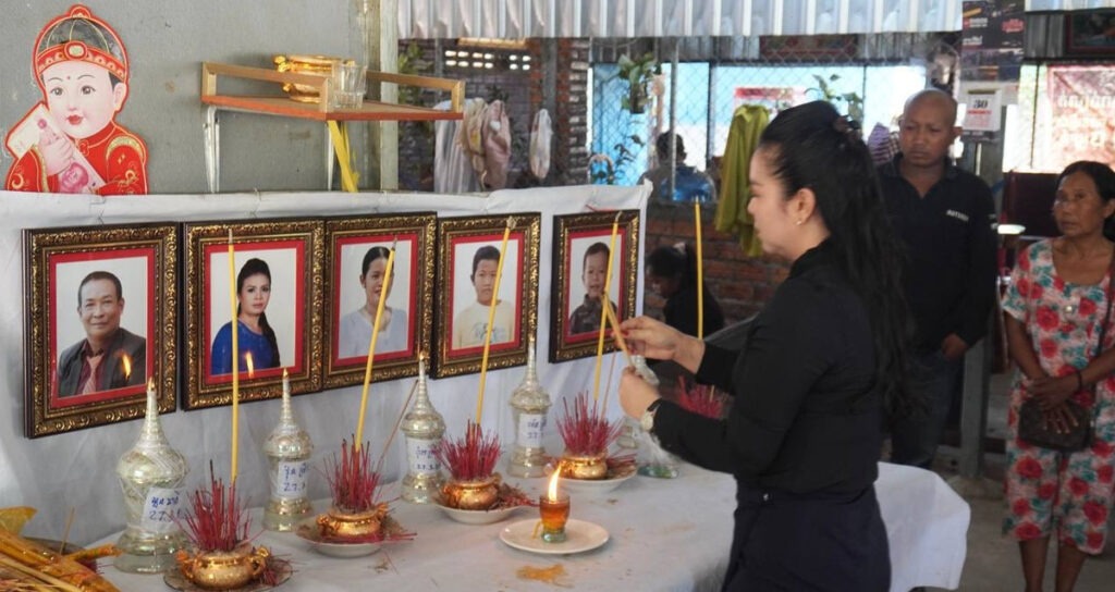 រូបថតជនរងគ្រោះដោយគ្រោះថ្នាក់ចរាចរណ៍ដែលបង្កដោយជនសង្ស័យឈ្មោះ ស៊ីវ ជ័យសិដ្ឋ ជាកូនប្រុសស្នងការរងខេត្តបន្ទាយមានជ័យ កាលពីយប់ថ្ងៃទី២៧ ខែមីនា ឆ្នាំ២០២៦ នៅភូមិកកោះ ឃុំកកោះ ស្រុកមោងឫស្សី ខេត្តបាត់ដំបង។