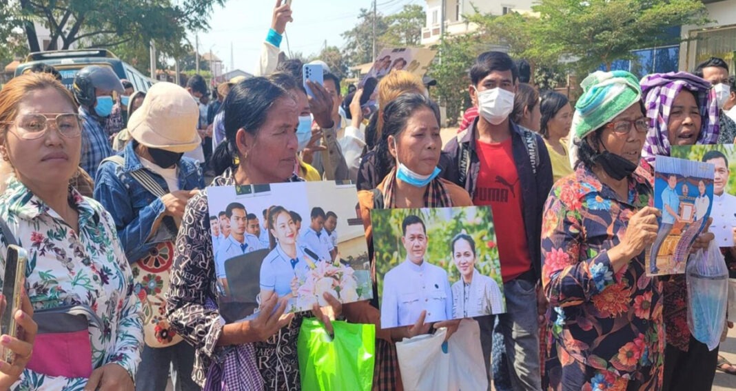 (រូប​ឯកសារ)៖ ពលរដ្ឋ​ចាញ់បោក​ក្រុមហ៊ុន ប្រ៊ីលាន ស៊ីធី (Brilliant City) របស់​អតីត​ឧកញ៉ា ឡេង ចាន់ណា តវ៉ា​ទាមទារ​លុយ​វិញ កាលពី​ថ្ងៃទី​១២ ខែ​កុម្ភៈ ឆ្នាំ​២០២៤។