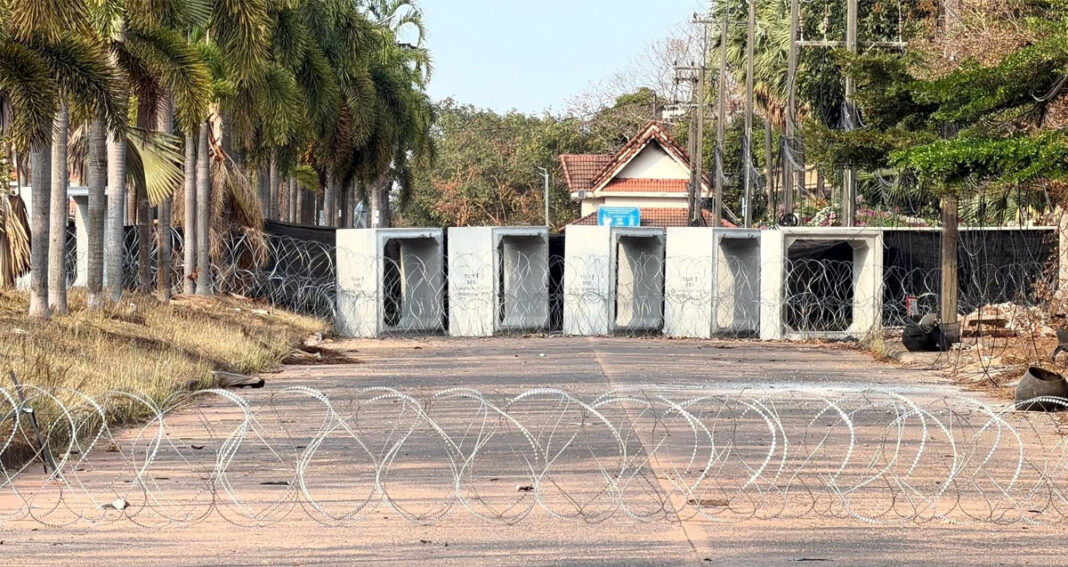 លួស​បន្លា និង​លូ​ប្រអប់​ដែល​យោធា​ថៃ បាន​ពង្រាយ​ក្នុង​ទឹកដី​កម្ពុជា ជម្រៅ​ជាង ៤០០​ម៉ែត្រ​ពី​ច្រក​ទ្វារ​ព្រំដែន​អន្តរជាតិ​អូរស្មាច់ នៅ​ថ្ងៃទី​៥ ខែ​កុម្ភៈ ឆ្នាំ​២០២៦ ក្រោយពី​មាន​បទ​ឈប់​បាញ់​កាលពី​ថ្ងៃទី​២៧ ខែ​ធ្នូ ឆ្នាំ​២០២៥។