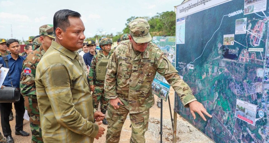 ក្រុម​អនុព័ន្ធ​យោធា​បរទេស (MACPP) កំពុង​សង្កេតការណ៍ និង​ត្រួតពិនិត្យ​នៅ​ទីតាំង​ជាក់ស្តែង​នៅ​ច្រក​អូរស្មាច់ ខេត្ត​ឧត្តរមានជ័យ កាលពី​ថ្ងៃទី​២៩ ខែ​មេសា ឆ្នាំ​២០២៦។