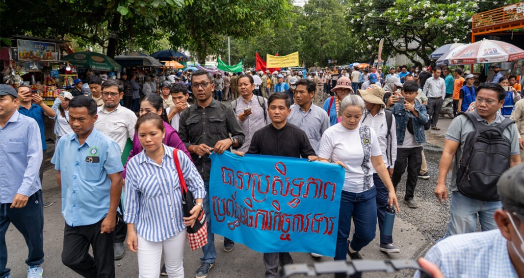 ក្រុម​អង្គការ​សង្គម​ស៊ីវិល​ផ្នែក​សិទ្ធិ​ការងារ និង​សិទ្ធិមនុស្ស ព្រមទាំង​សហព័ន្ធ​សហជីព​ជិត ៤០​ស្ថាប័ន បាន​ដាក់​ញត្តិ​រួម​គ្នា​នៅ​ថ្ងៃទី​១ ខែ​ឧសភា ឆ្នាំ​២០២៦ ទៅ​កាន់​រដ្ឋាភិបាល​កម្ពុជា និង​ដៃគូ​អន្តរជាតិ ឱ្យ​ជួយ​ដោះស្រាយ​លើ​ចំណុច​អាទិភាព​ចំនួន ៨ ដែល​ជា​ឧបសគ្គ​ដល់​ការ​អនុវត្ត​សេរីភាព​របស់​សហជីព​សព្វថ្ងៃ​នេះ។
